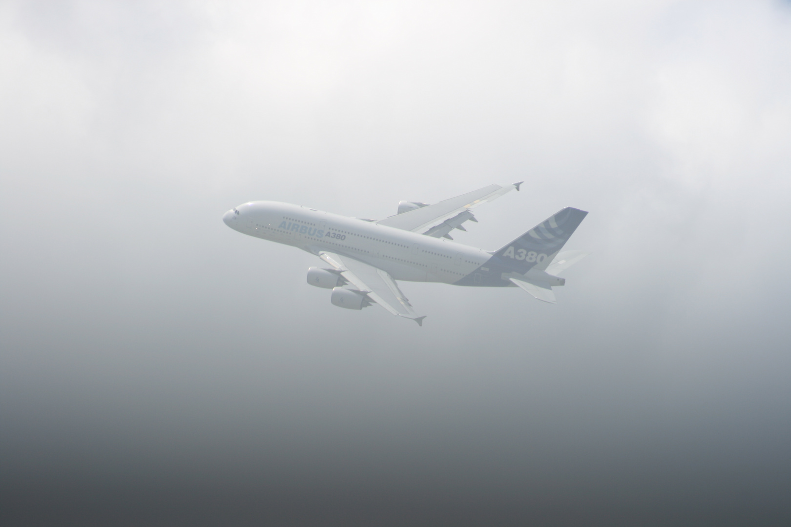A380 durch die Wolken