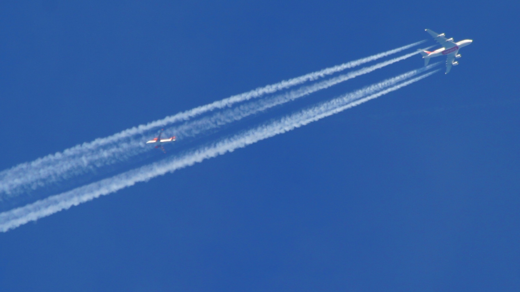 A380 Emirates über dem Münsterland mit kurzer Begegnung...