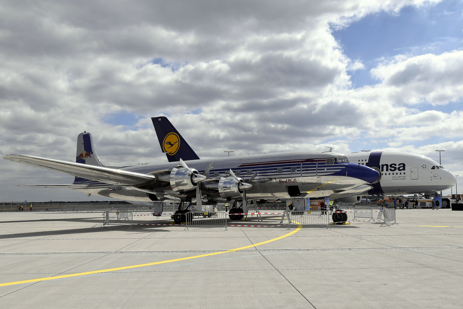 A380 Frankfurt und DC 6 B Flying Bull´s bei dem Tag der Luftfahrt in FRA