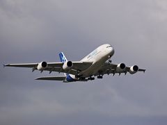 A380 im Scheinanflug bei den Airport Days Hamburg