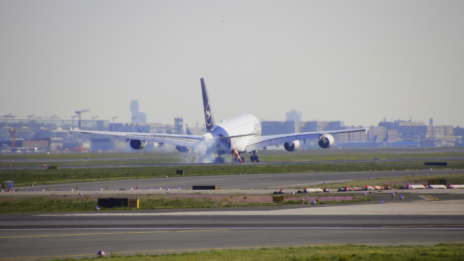 A380 Lufthansa "Peking" bei der Landung