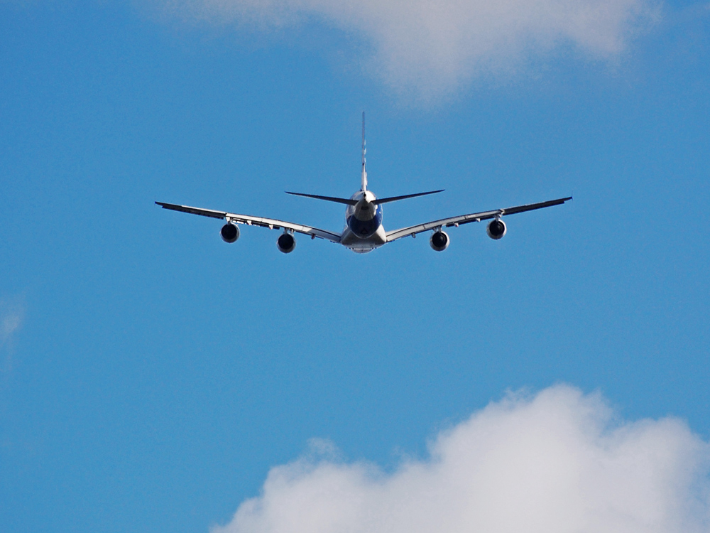 A380 nach Überflug am Hamburger Flughafen