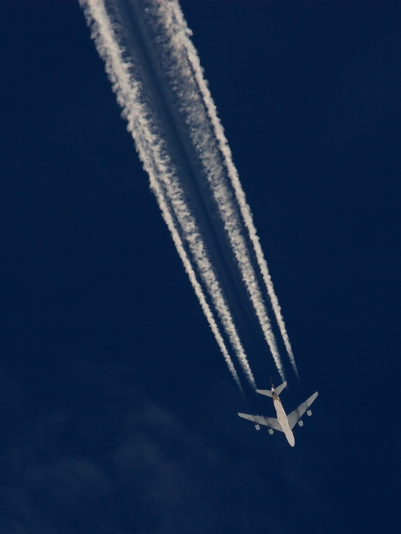 A380 Singapore Airlines 9V-SKG flight SQ317 over Hannover Airport