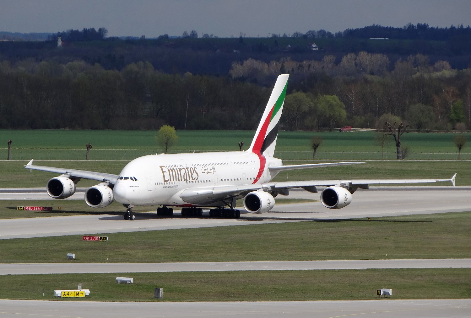 A380 von Emirates nach der Landung in MUC