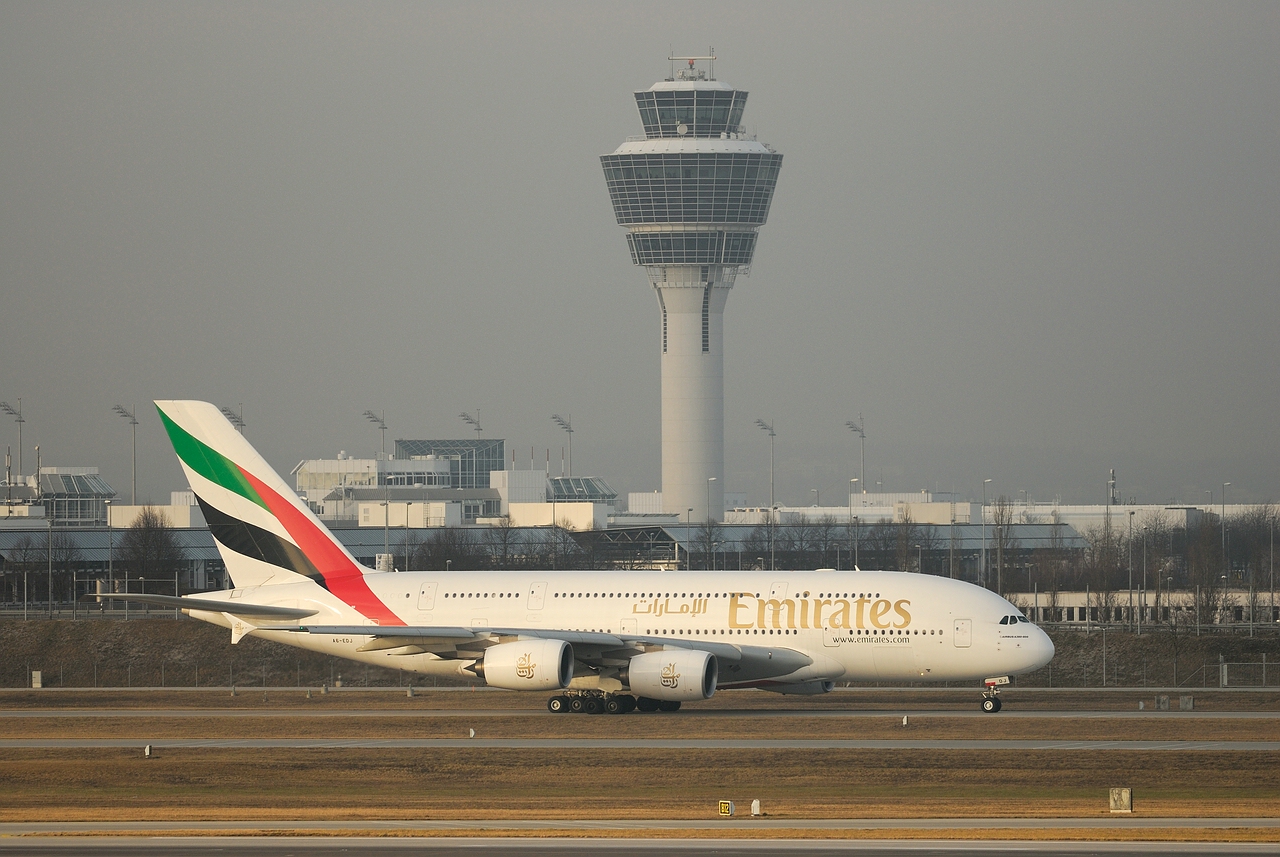 A380 von Emirates rollt zur Startposition (A6-EDJ) in München 28.12.2011