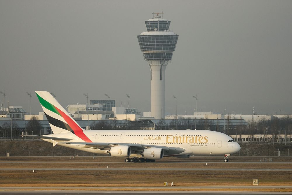 A380 von Emirates rollt zur Startposition (A6-EDJ) in München 28.12.2011