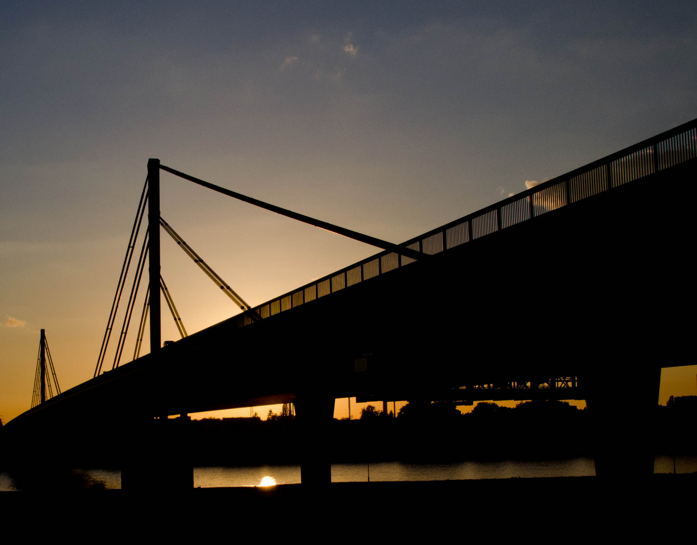 A40 - Rheinbrücke höhe Duisburg-Neuenkamp