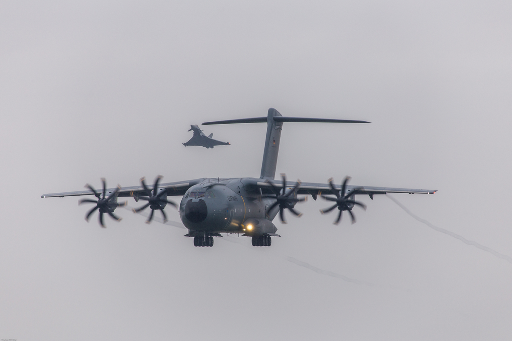 A400M mit Geleitschutz