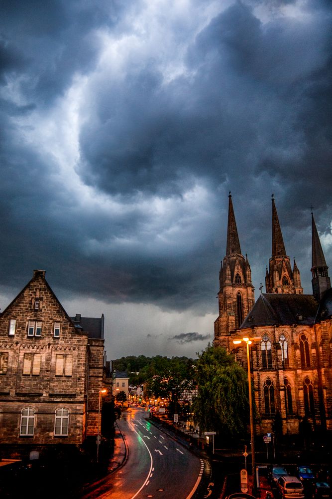 Unwetter über der Elisabethkirche in Marburg von Maik Dobbermann