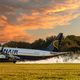 Ryanair landet im Sonnenuntergang am Hamburg Airport