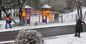 Menschen beim Schnee räumen von Carola Scholz