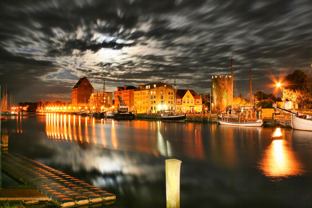 Vollmondnacht am Greifswalder Museumshafen von woschie 