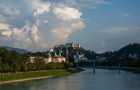 Salzburg Altstadt in der Abenddämmerung by Andreas Berdan 