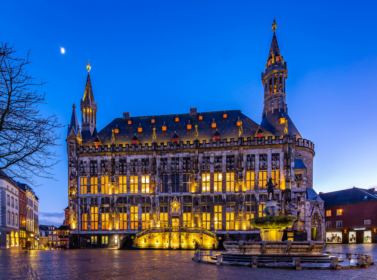 Aachen-Rathaus zur blauen Stunde