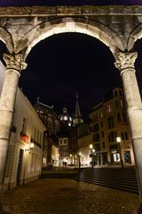 Aachener Dom aus der Sicht des Hofes