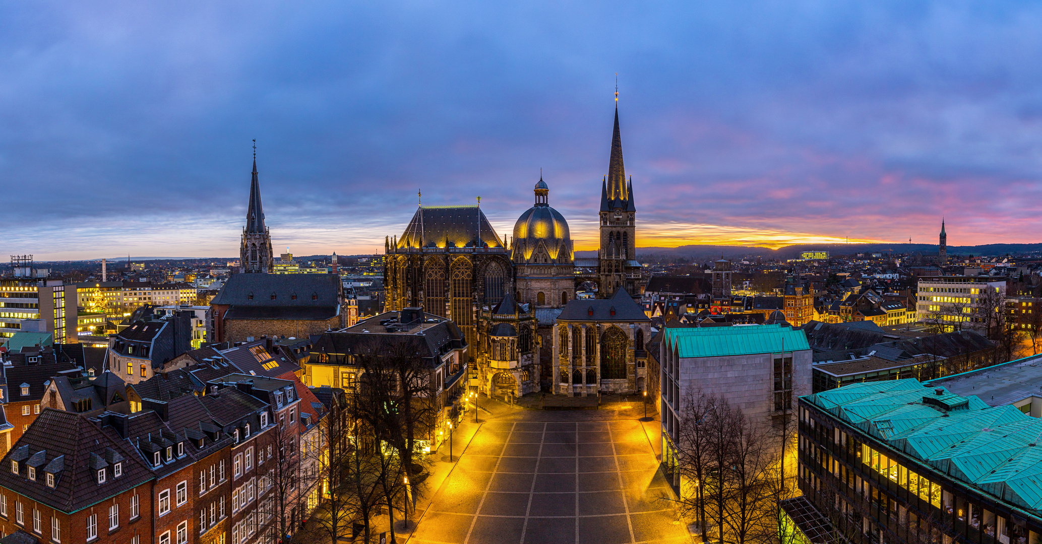 Aachener Dom bei Nacht im Winter