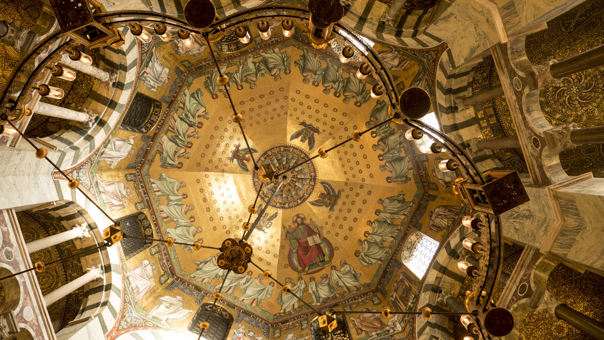 Aachener Dom, der Blick nach Oben