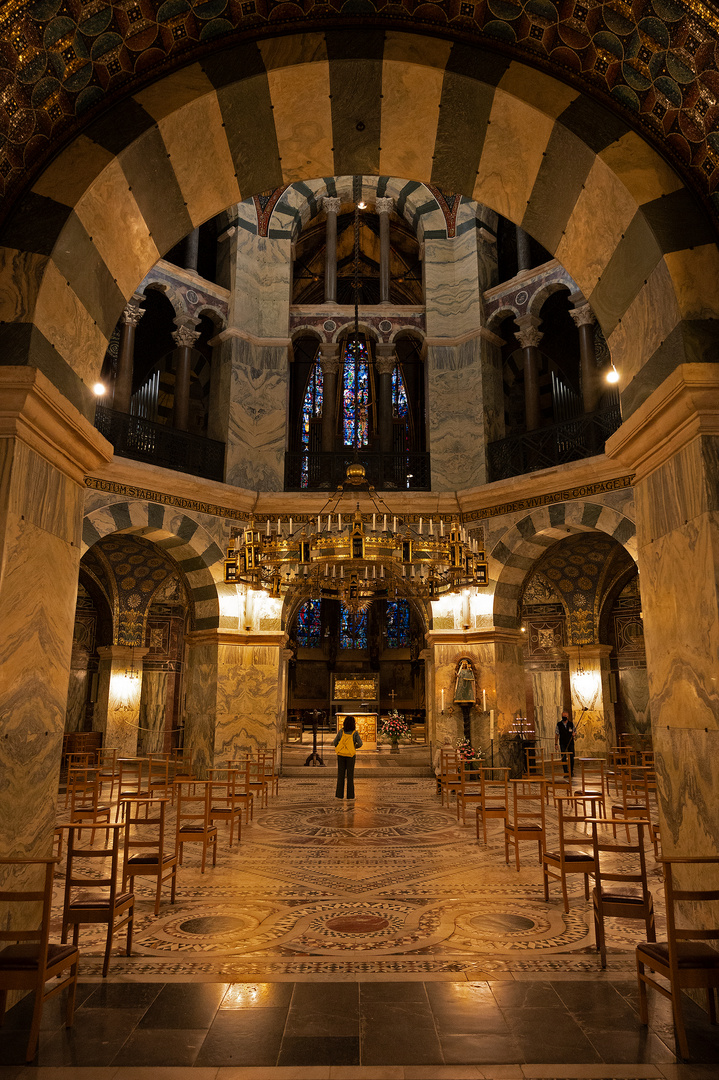 Aachener Dom - ein Blick durch die Pforte