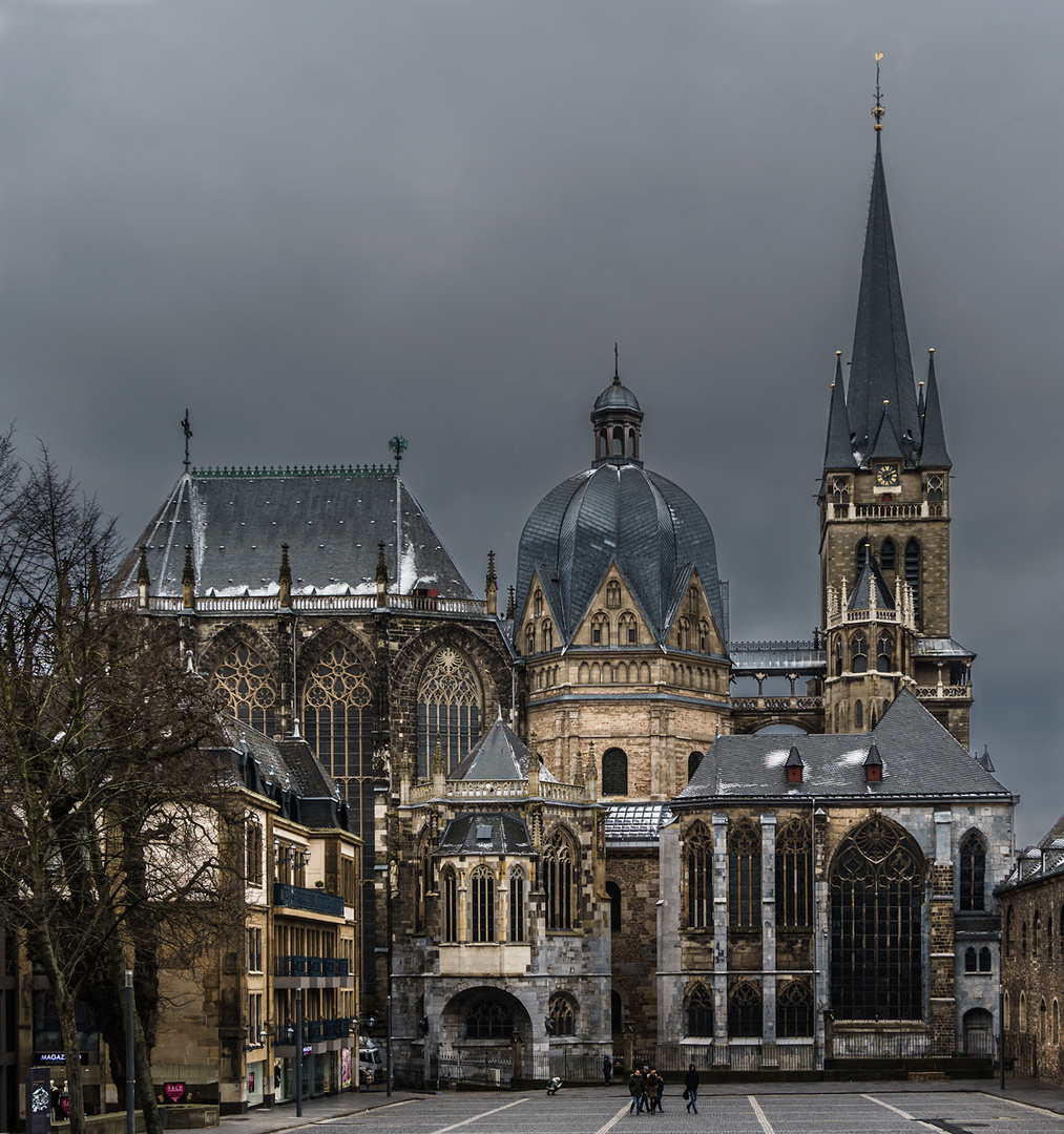 Aachener-Dom-im-Winterlicht