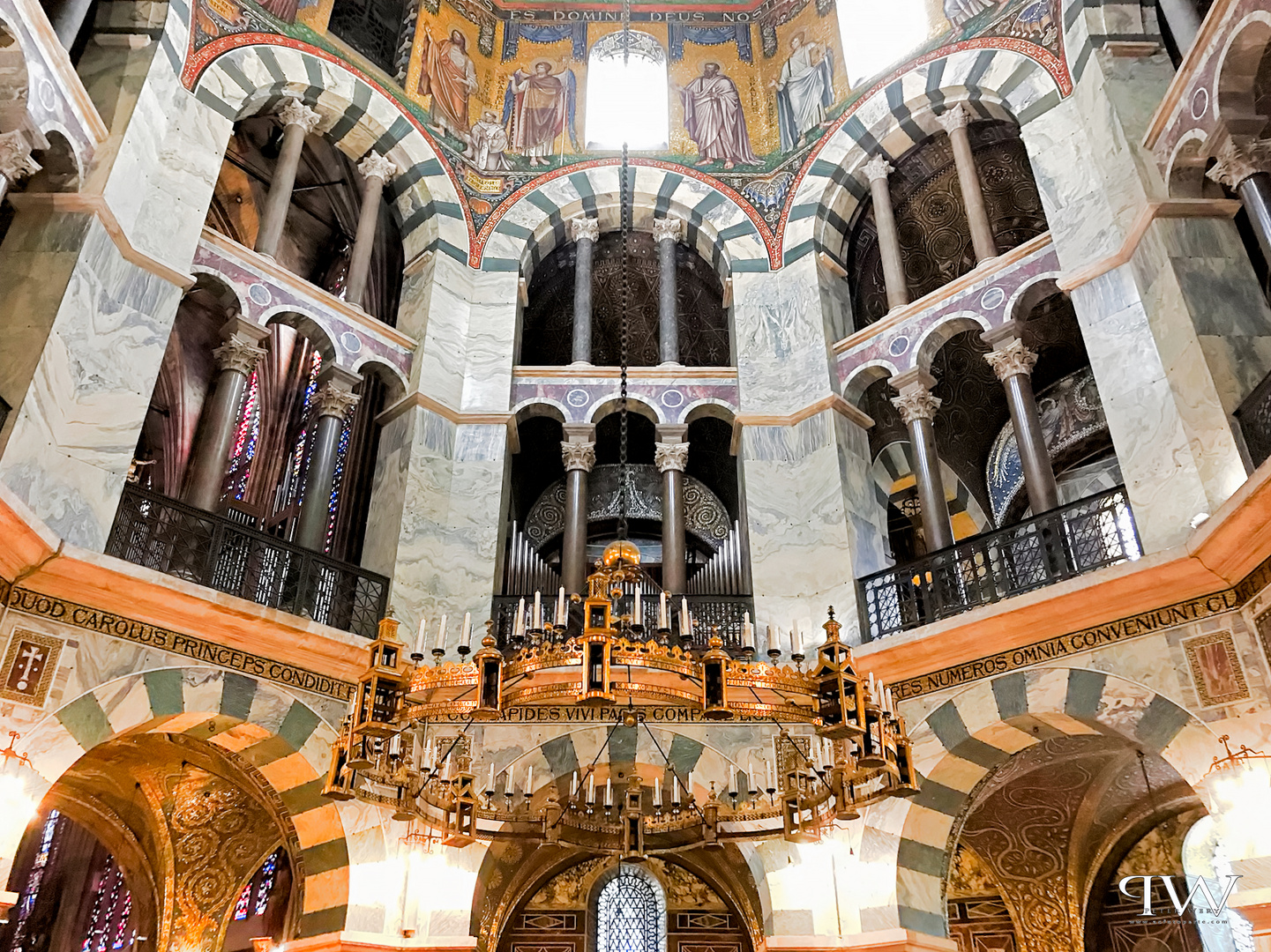 Aachener Dom - Oktogon mit dem berühmten "Barbarossaleuchter"