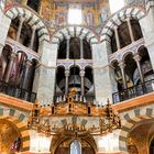 Aachener Dom - Oktogon mit dem berühmten "Barbarossaleuchter"