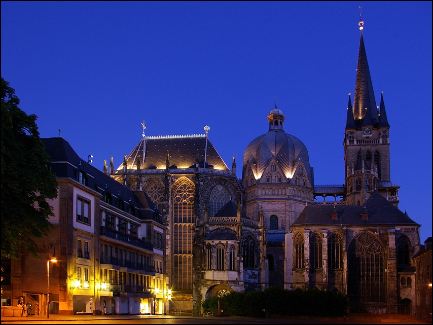 Aachener Dom zur blauen Stunde