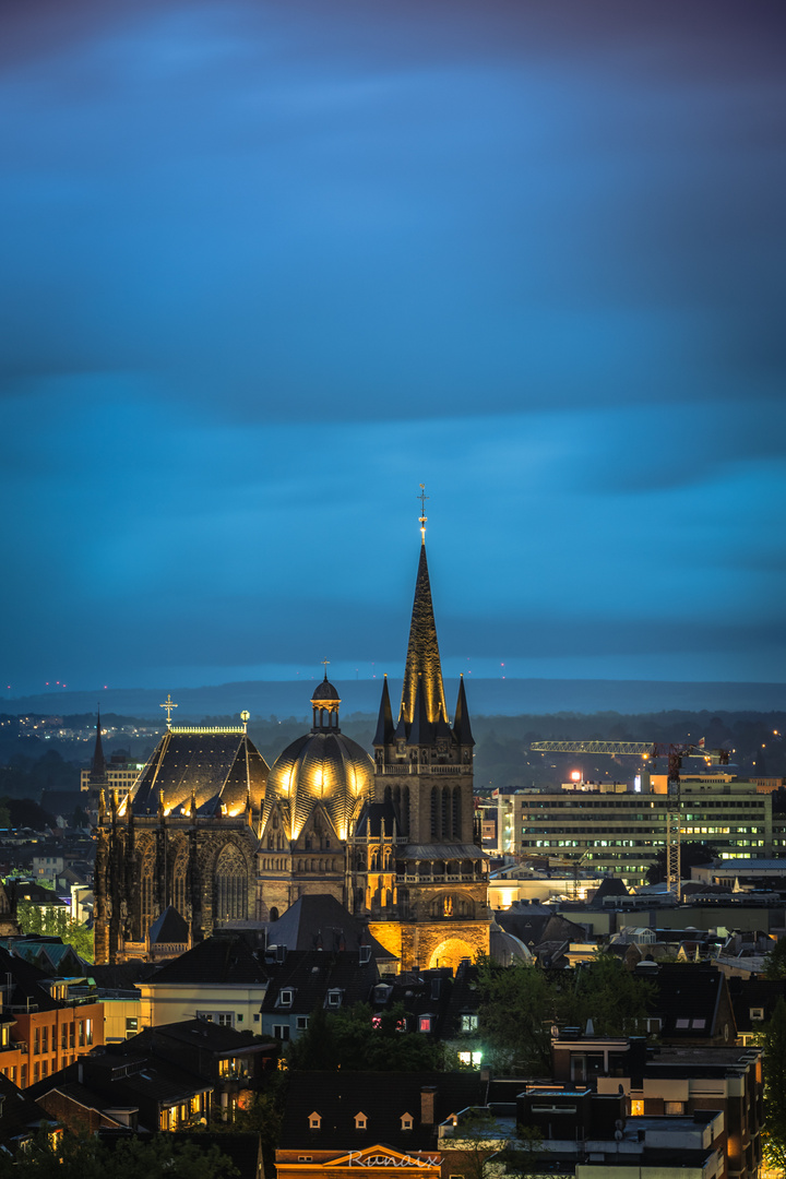 Aachener Dom zur blauen Stunde