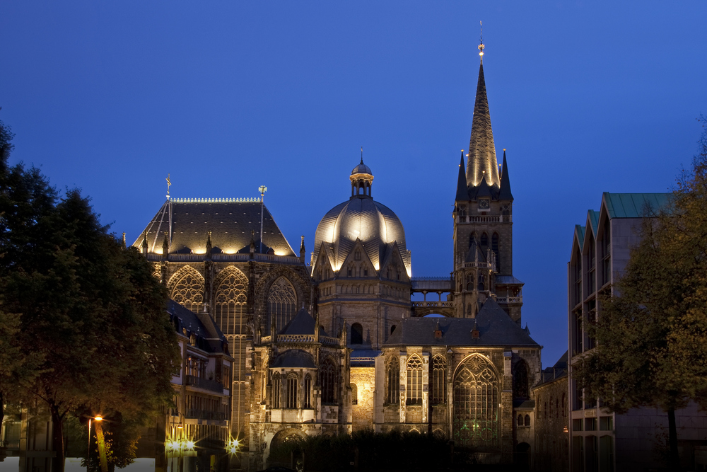 Aachener Dom zur blauen Stunde