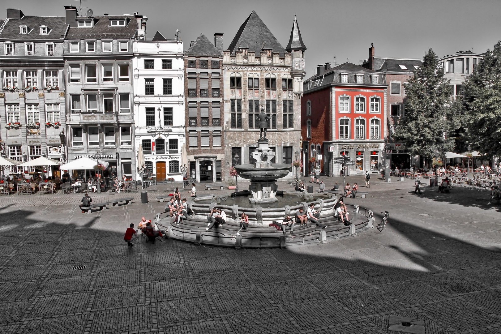 Aachener Marktplatz am Rathaus mit dem Karlsbrunnen