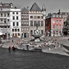 Aachener Marktplatz am Rathaus mit dem Karlsbrunnen