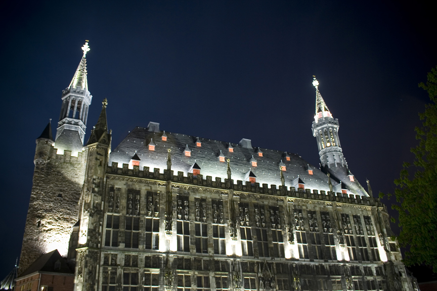 Aachener Rathaus bei Nacht