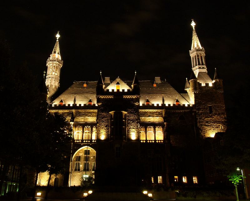 Aachener Rathaus bei Nacht (Hinteransicht)