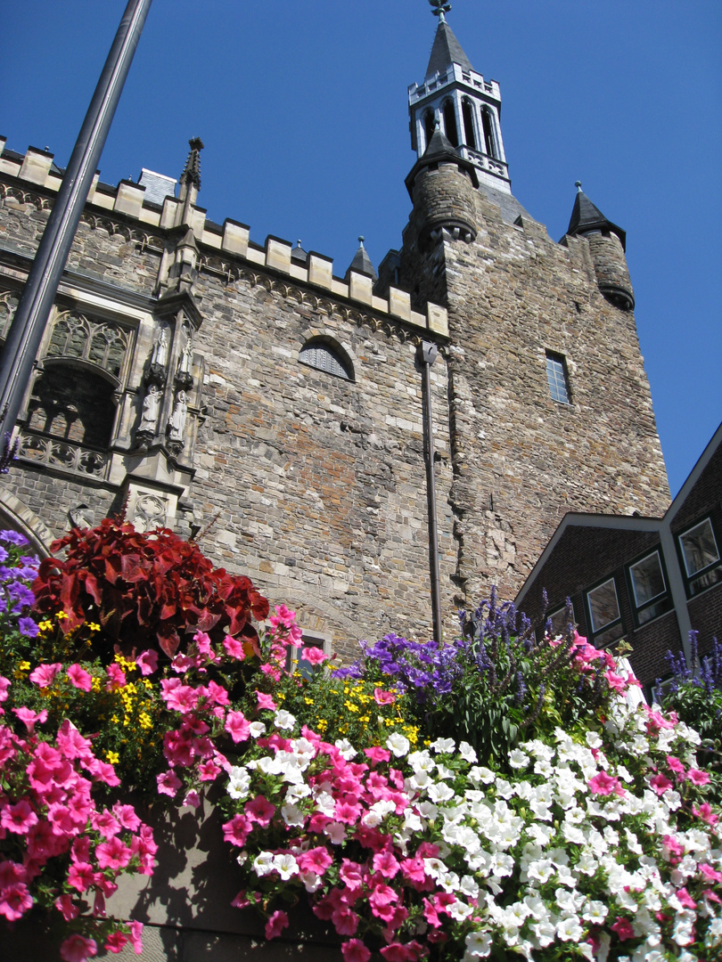 Aachener Rathaus im Sommer