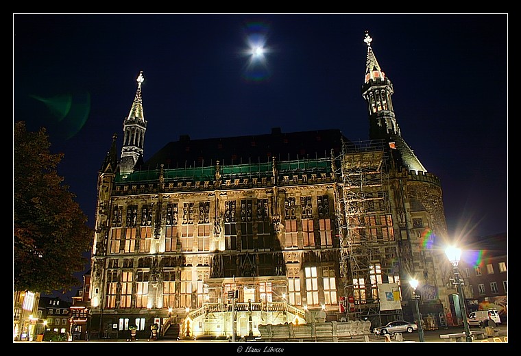 Aachener Rathaus mit Mond