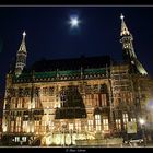 Aachener Rathaus mit Mond