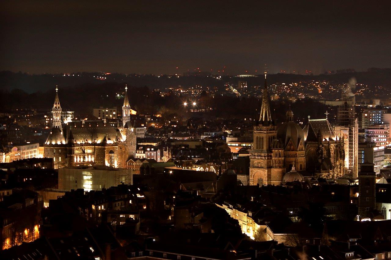 Aachener Rathaus und Dom bei Nacht