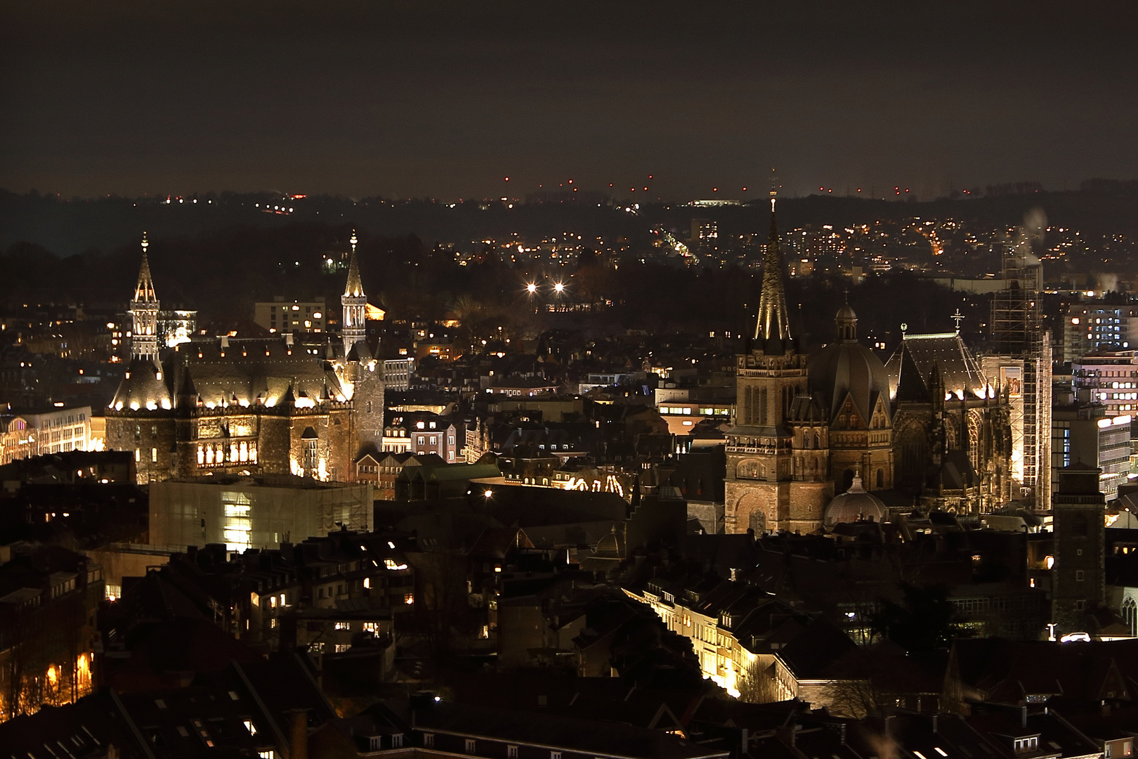 Aachener Rathaus und Dom bei Nacht