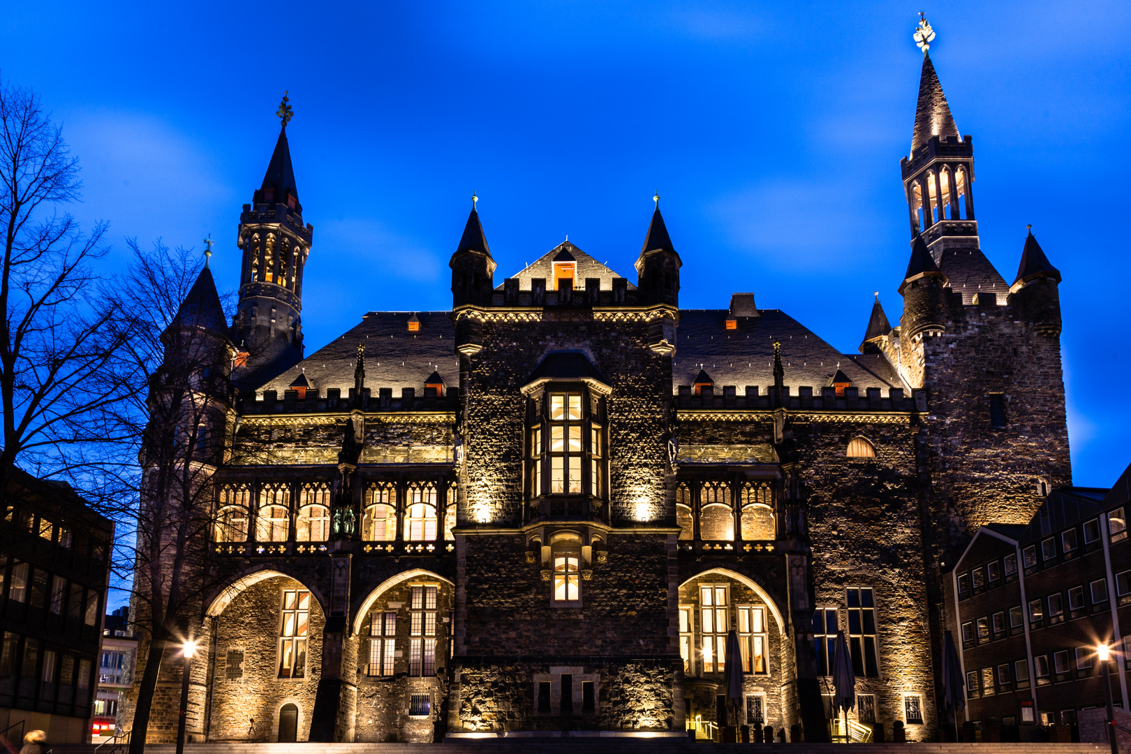 Aachener Rathaus zur blauen Stunde