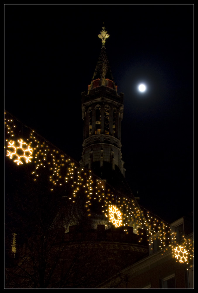 Aachener Rathausglockenturm in der Weihnachtszeit