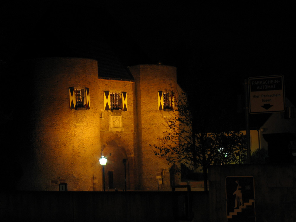 Aachener Tor in Bergheim bei Nacht