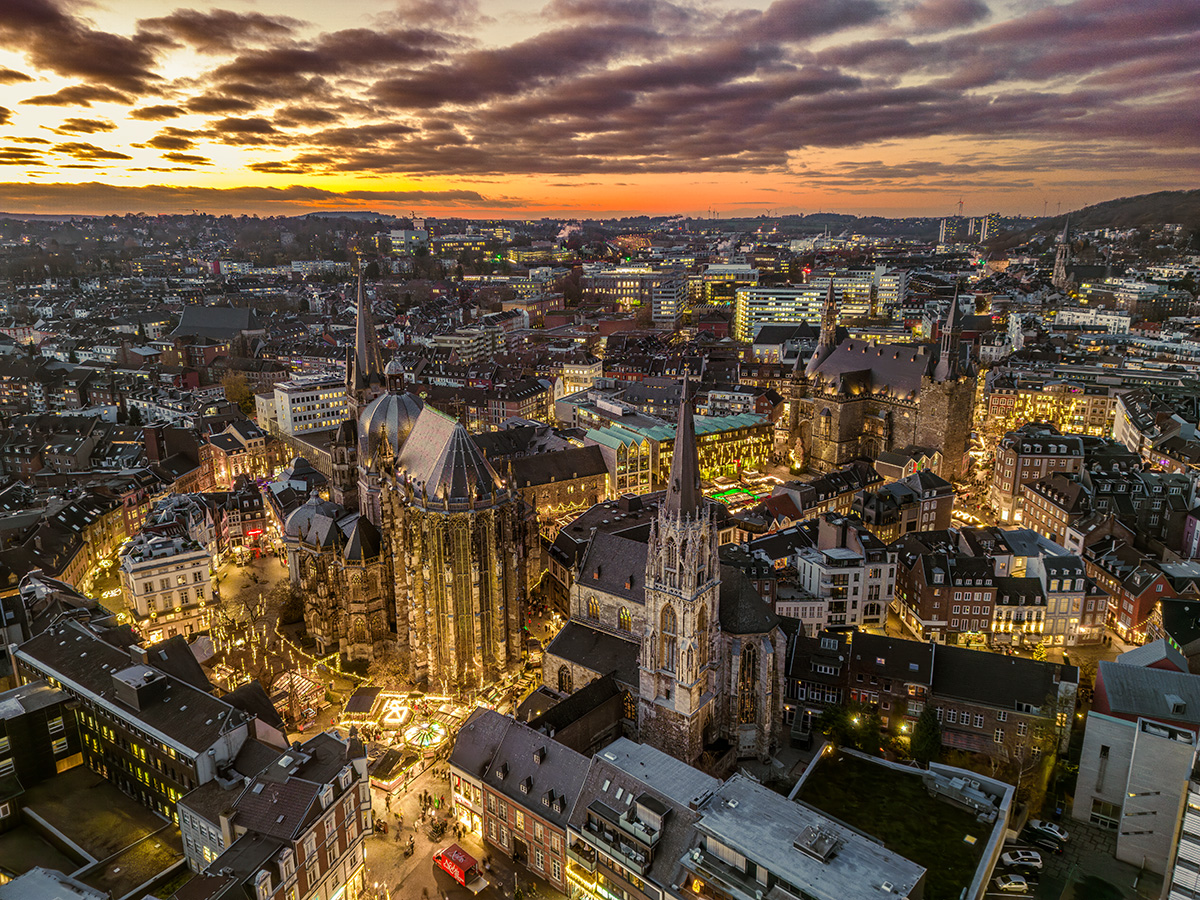 Aachener Weihnachtsmarkt zu goldenen Stunde