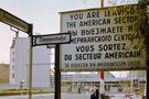 Berlin 1988,  Checkpoint Charly. Im Hintergrund der Grenzübergang Friedrichstrasse nach Ostberlin von ritchie2812