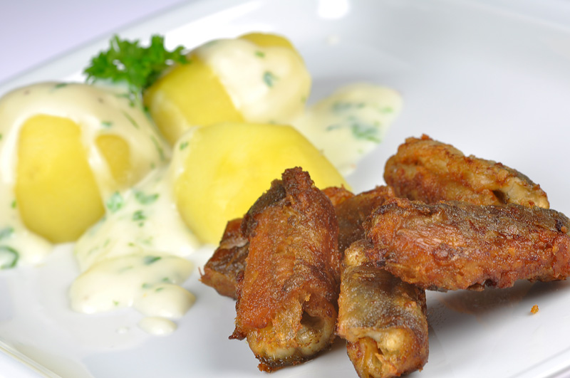 Aal mit Salzkartoffeln und Sauce Hollandaise