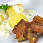 Aal mit Salzkartoffeln und Sauce Hollandaise