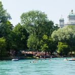 Aareschwimmen mit Blick auf das Parlamentsgebäude I...