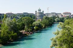 Aareschwimmen mit Blick auf das Parlamentsgebäude II...