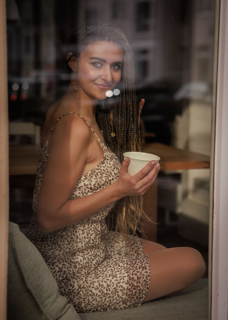 Ab durch die Scheibe - Cafehaus-Shooting mit Anja