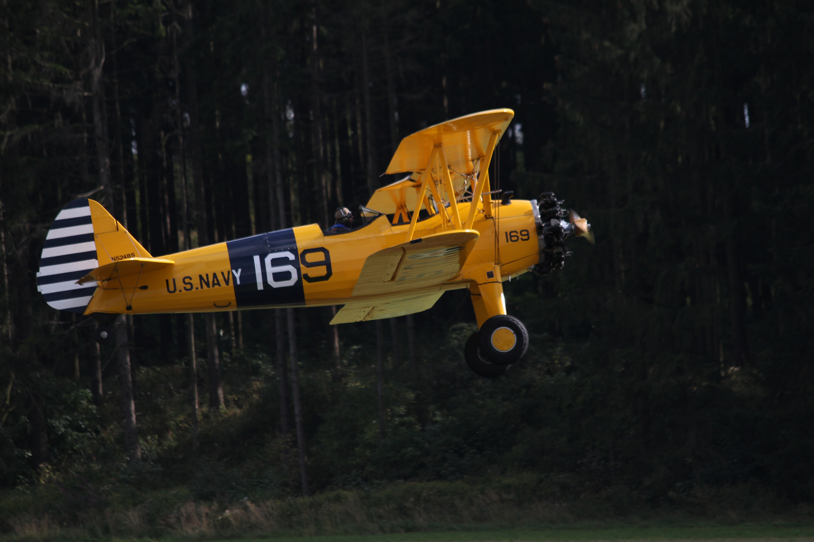 Ab in den Wald ... mit Boeing PT-17 Stearman