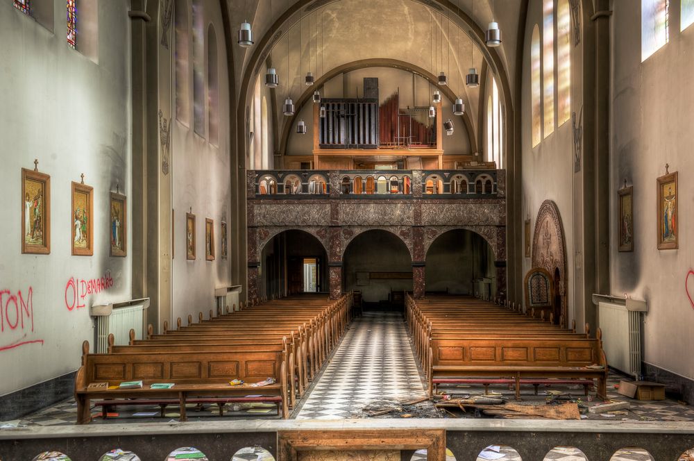 Ab in die Kirche - heute ist Sonntag .....