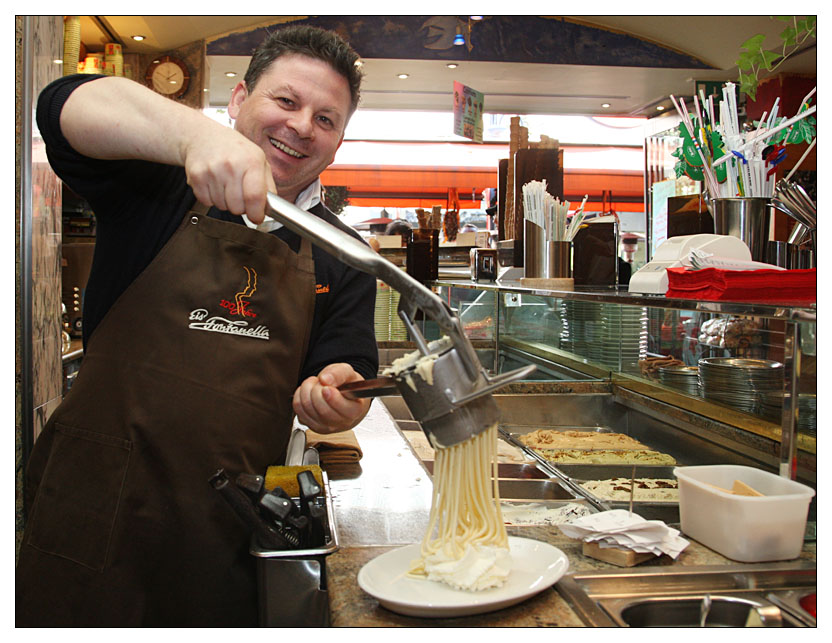 Ab ins Strassencafe, die Sonne scheint, das Spaghettieis wartet